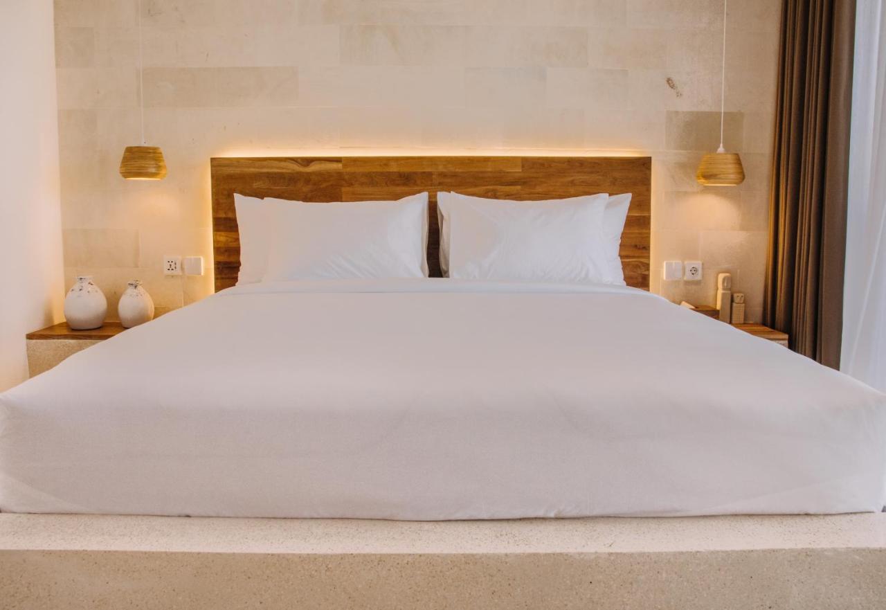 מלון Manggis Neano Escape מראה חיצוני תמונה A bed with a mattress and a bed frame