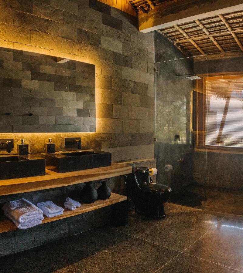 מלון Manggis Neano Escape מראה חיצוני תמונה Bathroom at the hotel