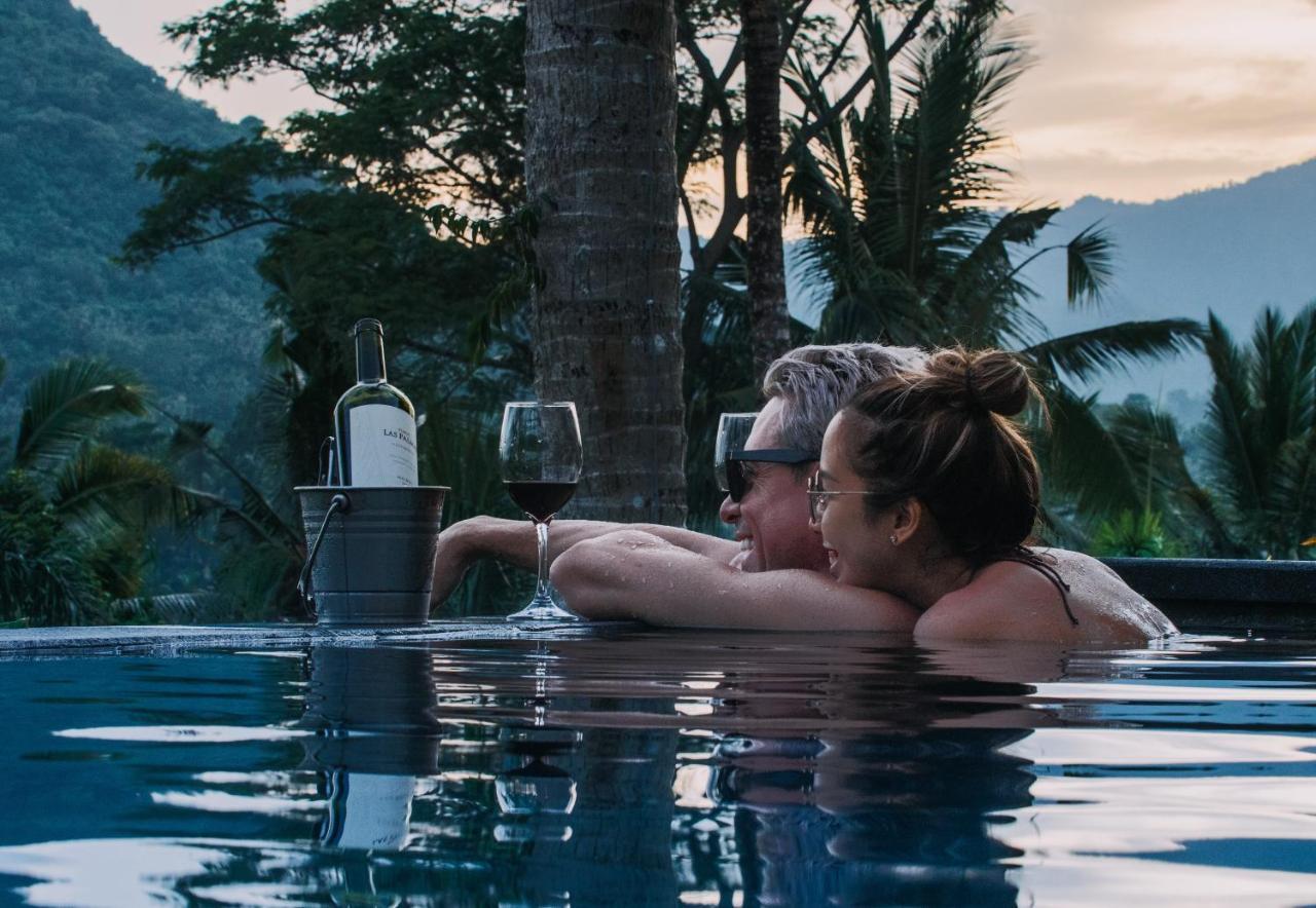 מלון Manggis Neano Escape מראה חיצוני תמונה A couple at the resort