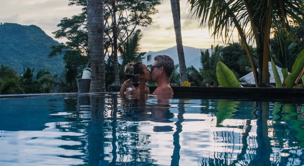 מלון Manggis Neano Escape מראה חיצוני תמונה A couple kissing in a swimming pool