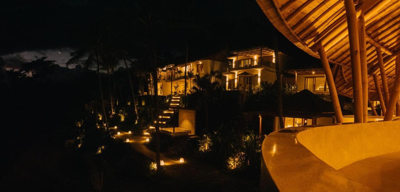 מלון Manggis Neano Escape מראה חיצוני תמונה The resort at night